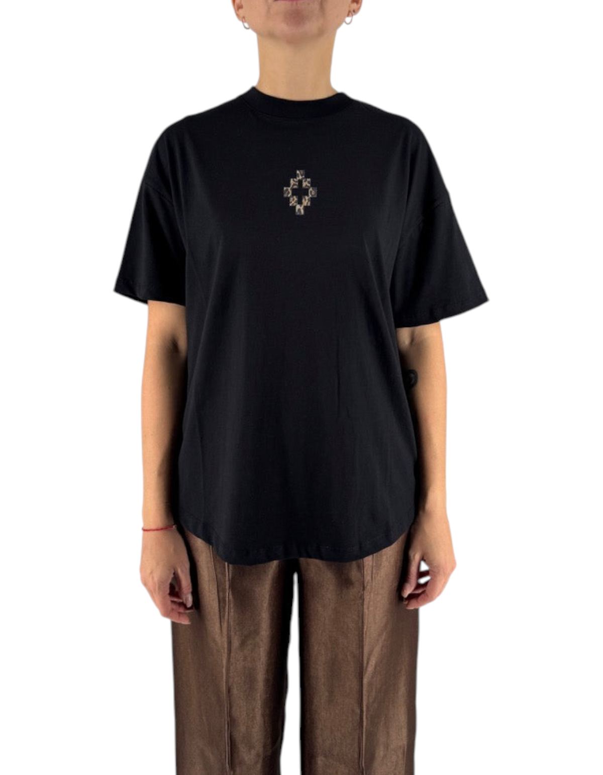 Modella indossa maglia nera in jersey Marcelo Burlon - County Of Milan con vestibilità rilassata e logo sul petto