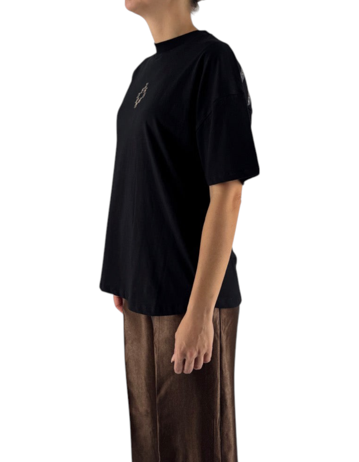 Modella indossa maglia DevidLabel Marcelo Burlon - County Of Milan in jersey nero a maniche corte, vista laterale