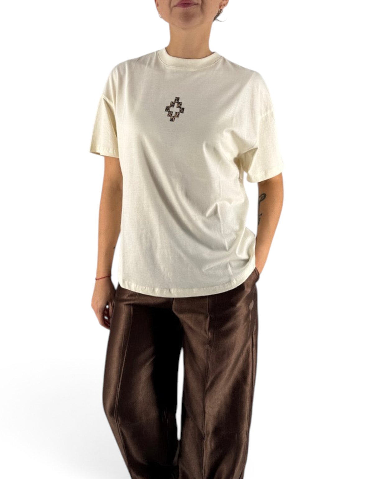 Modella indossa maglia in jersey color latte DevidLabel con logo sul petto e vestibilità rilassata