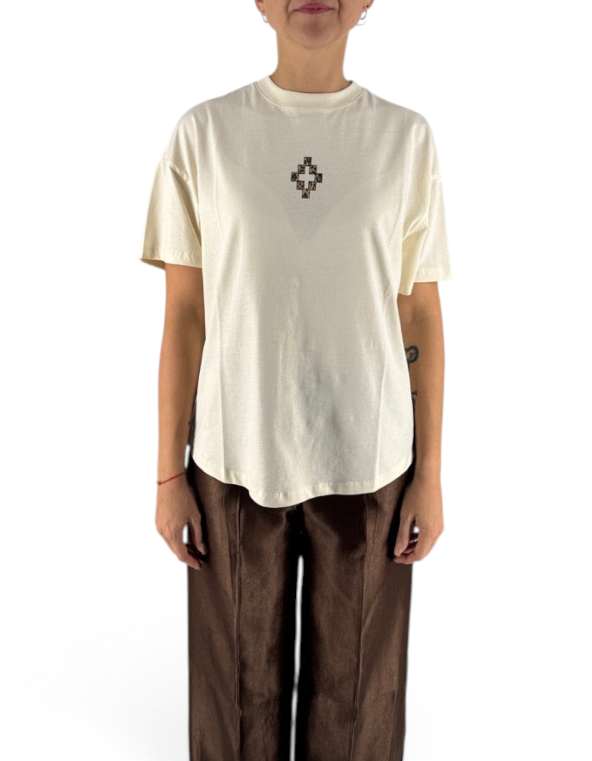 Modella indossa maglia DevidLabel Marcelo Burlon - County Of Milan in jersey color latte con logo sul petto