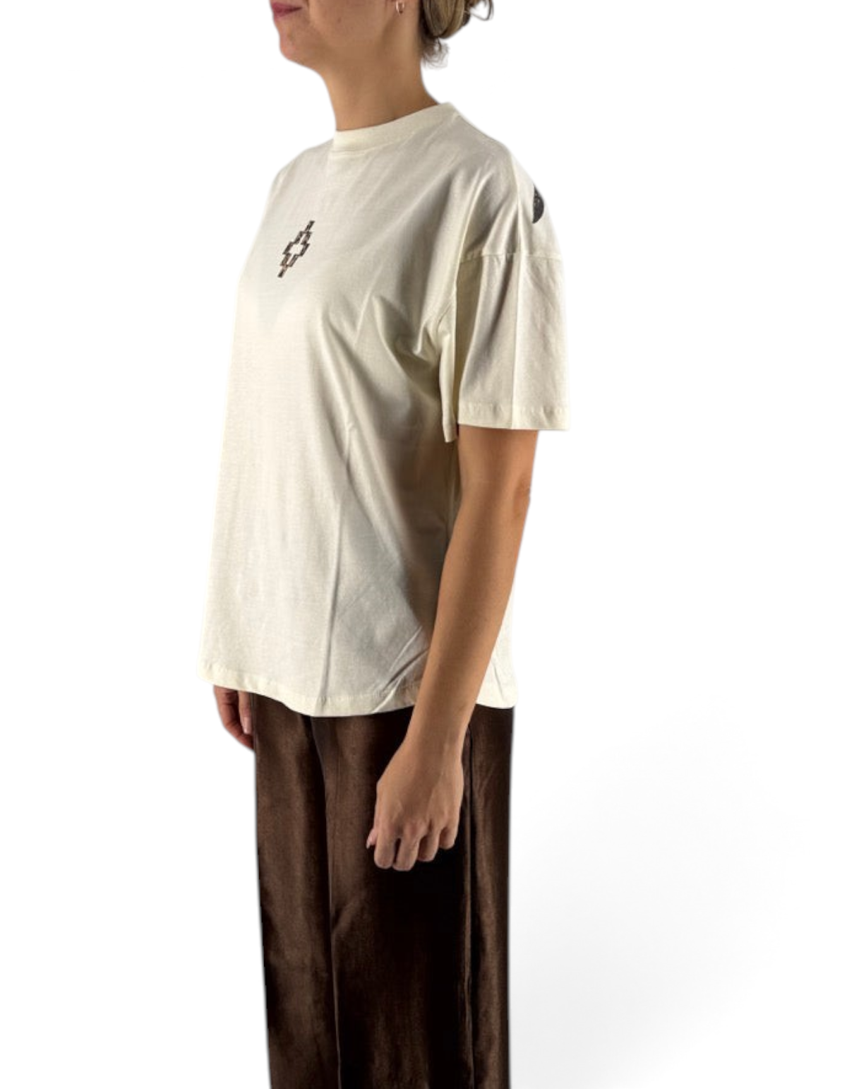 Modella indossa maglia in jersey color latte DevidLabel di Marcelo Burlon con vestibilità rilassata e maniche corte