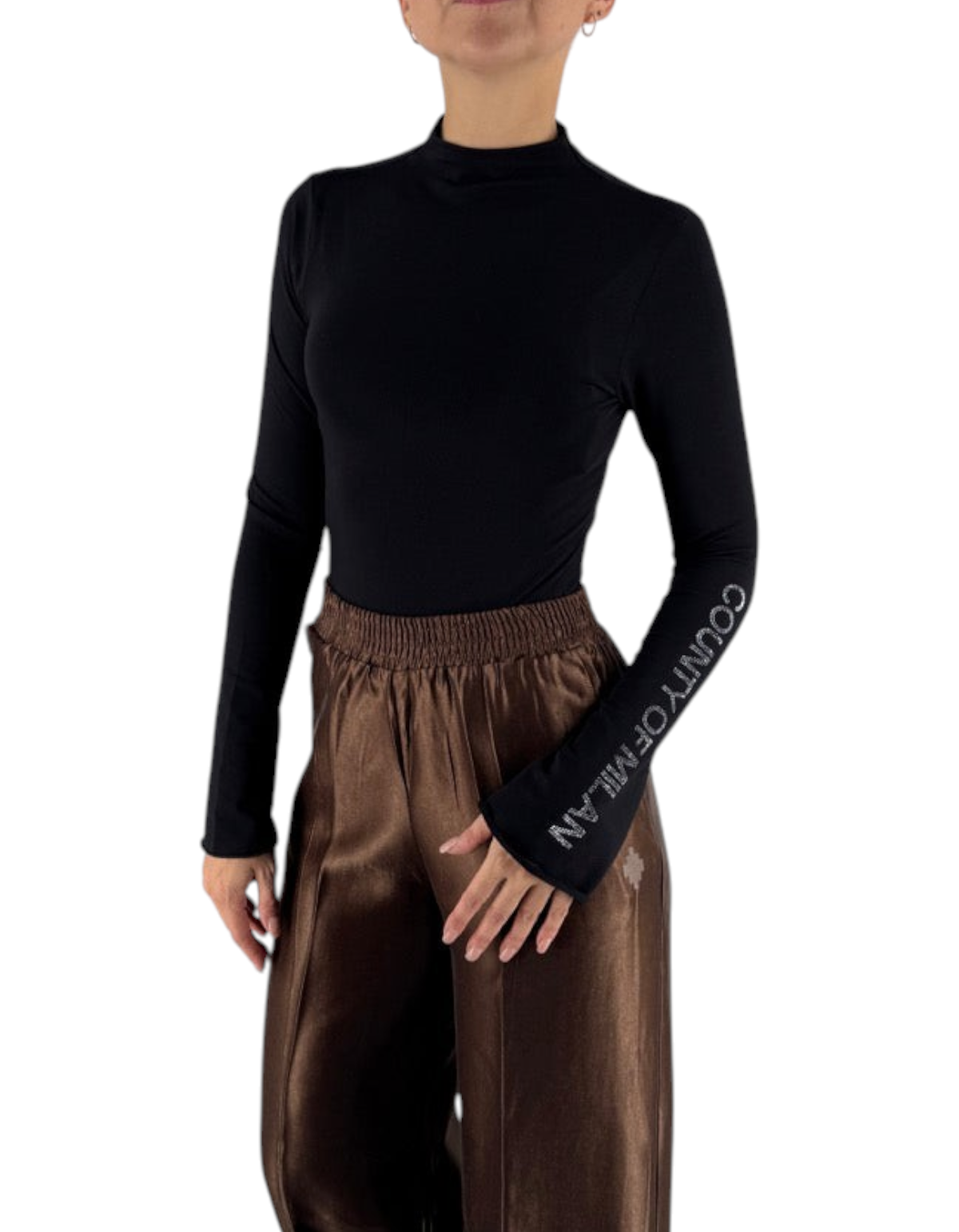 Modella indossa body nero a maniche lunghe in jersey stretch DevidLabel con logo Marcelo Burlon - County Of Milan