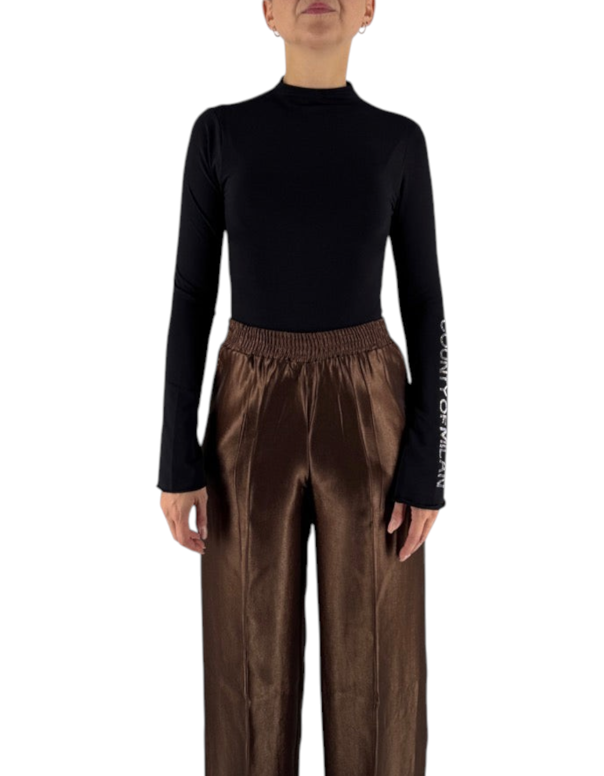 Modella indossa body nero a maniche lunghe DevidLabel Marcelo Burlon in jersey stretch con logo sul polso