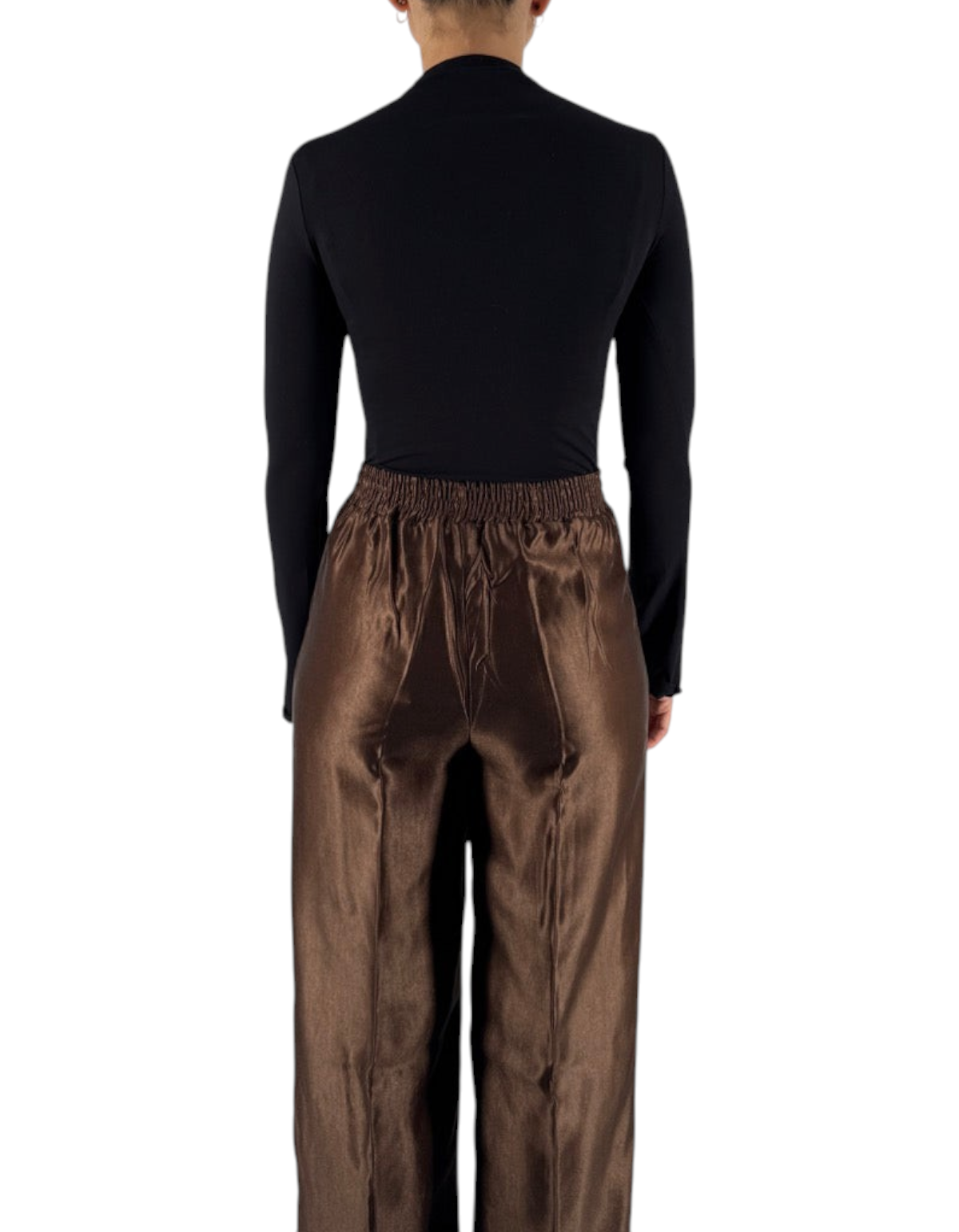 Modella di spalle indossa body nero a maniche lunghe in jersey stretch di DevidLabel su pantaloni marroni in raso