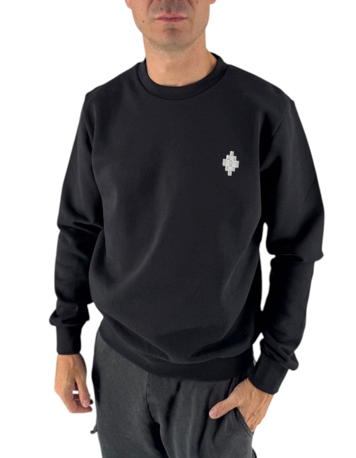 Modello indossa felpa girocollo nera in cotone Marcelo Burlon County Of Milan disponibile su DevidLabel