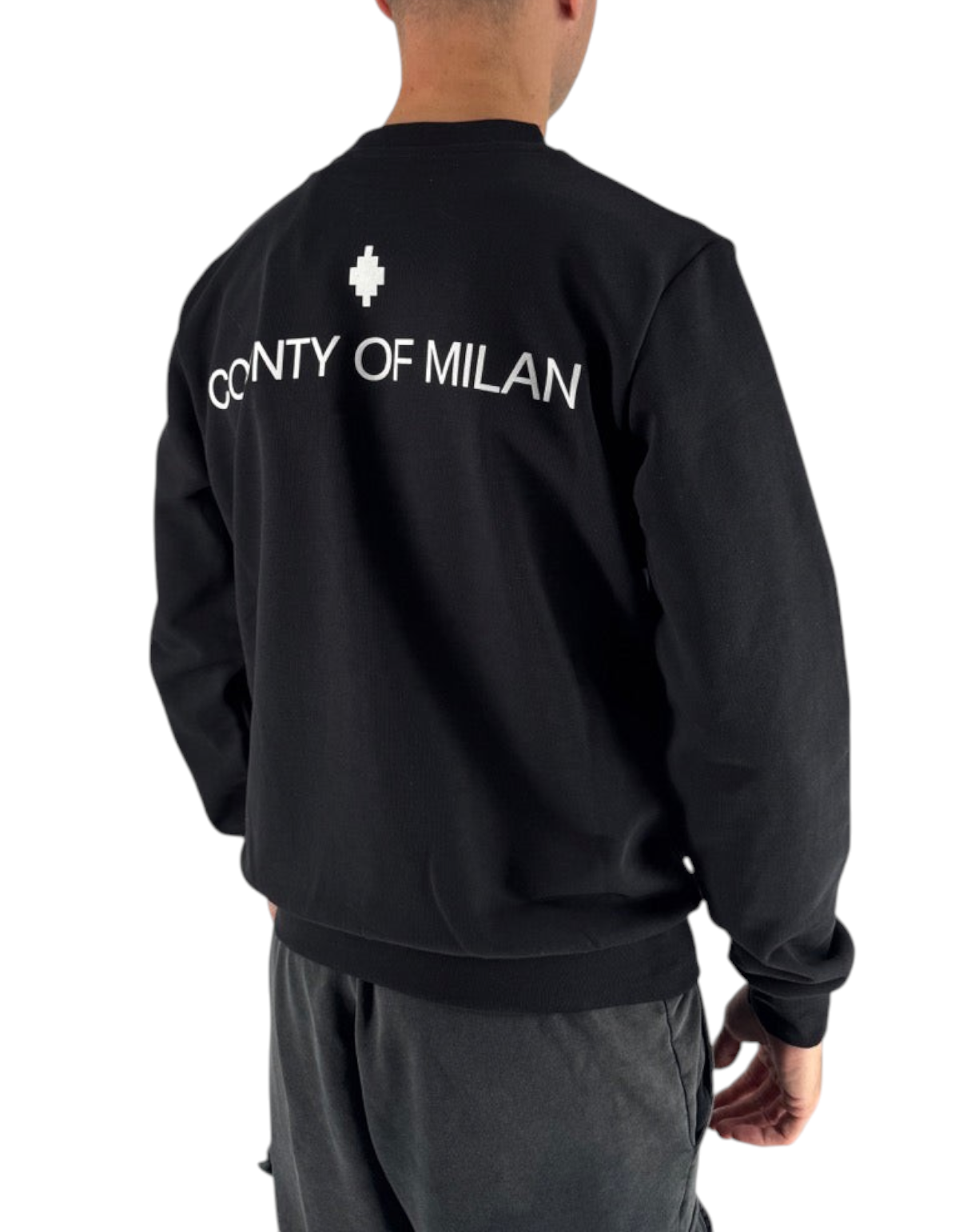 Modello indossa felpa girocollo nera Marcelo Burlon County Of Milan con logo bianco sul retro, venduta da DevidLabel