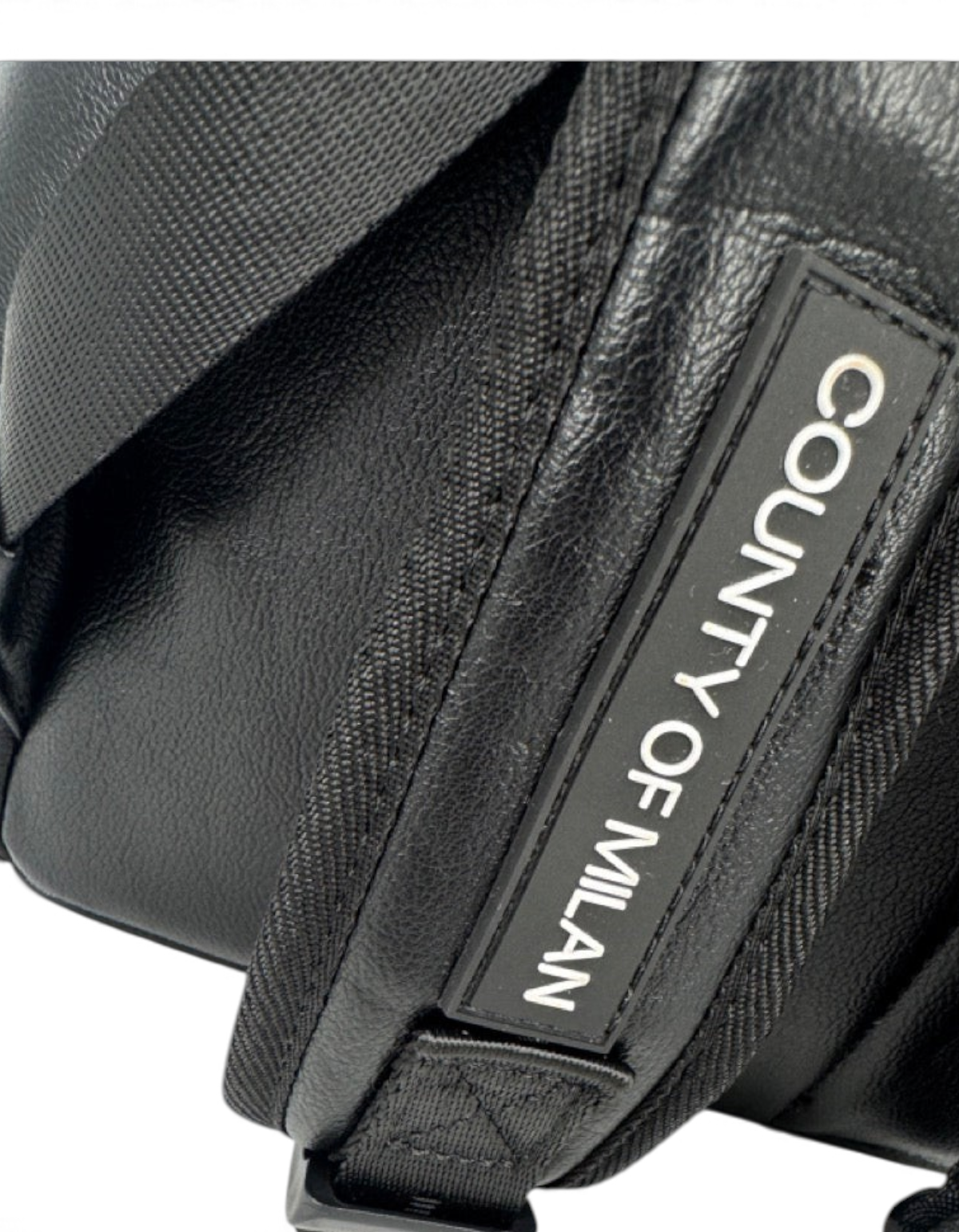 Dettaglio dello zaino DevidLabel Marcelo Burlon - County Of Milan nero con finitura textured e logo su spallaccio