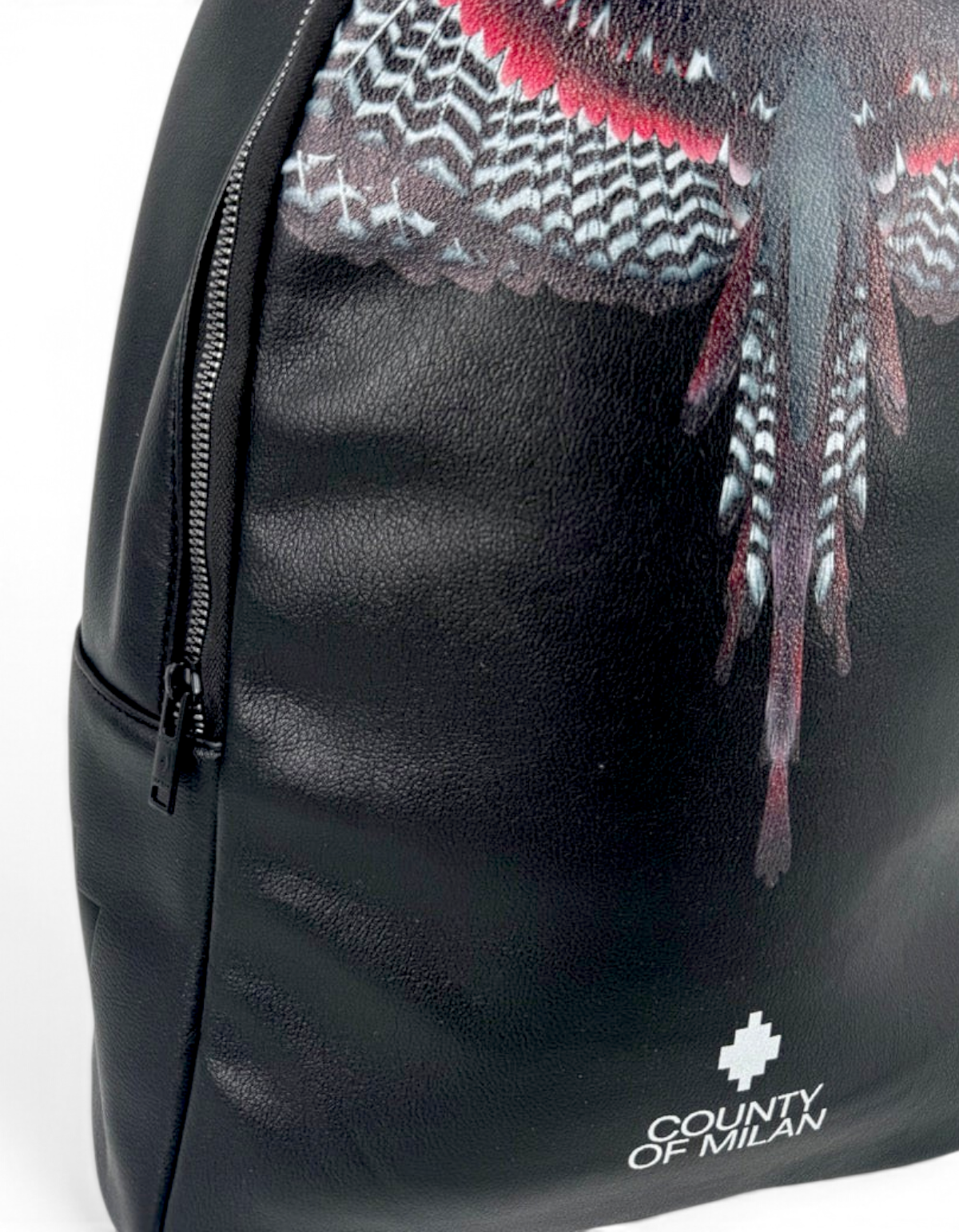 Zaino DevidLabel Marcelo Burlon - County Of Milan nero con stampa Red Wings e finitura textured, stile streetwear.