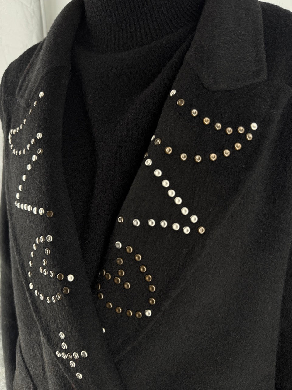 Front Street Cappotto Handmade in lana antracite - dettaglio borchie e revers
