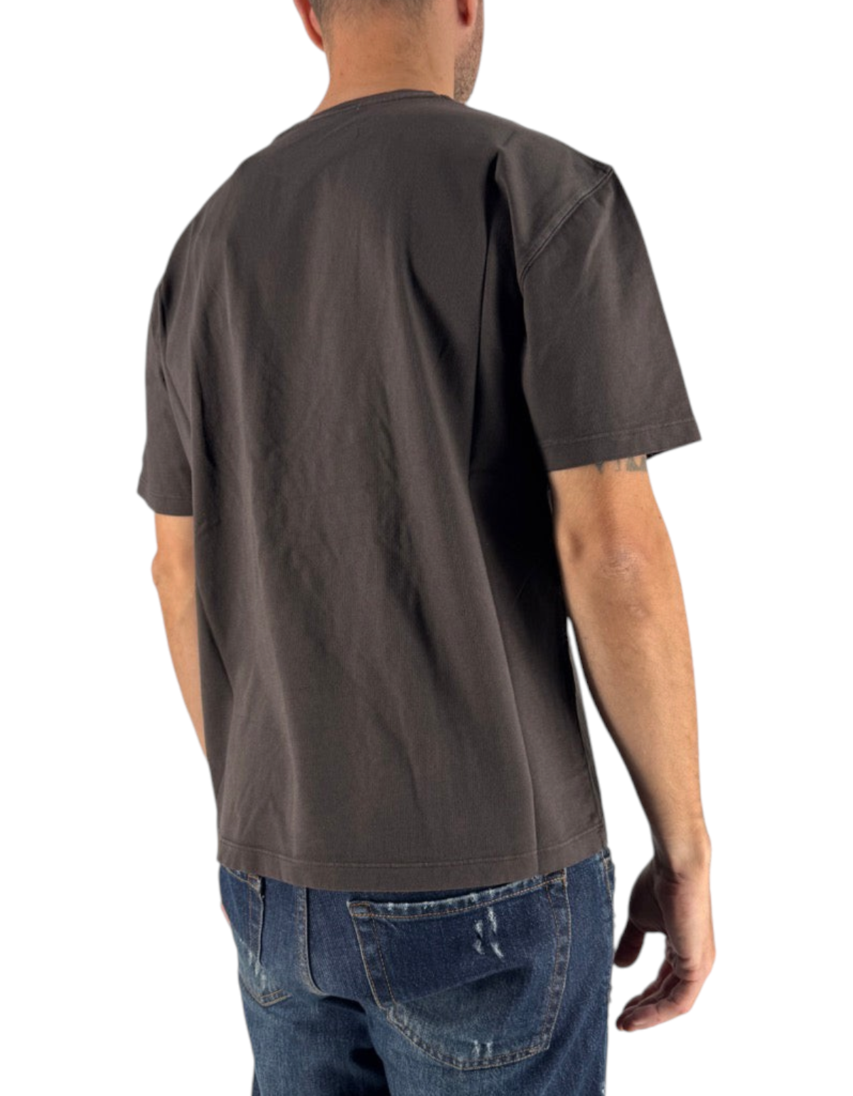 T-shirt uomo DevidLabel Johnny Raw marrone scuro in cotone, vista posteriore su jeans