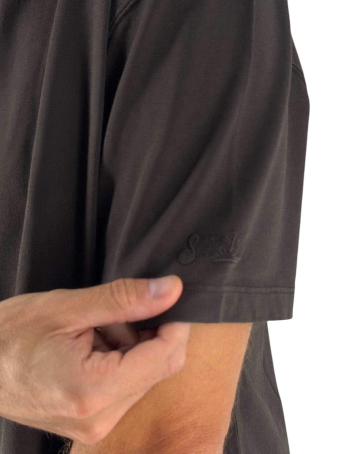 Dettaglio manica della T-shirt DevidLabel Johnny Raw in cotone marrone scuro con logo ricamato tono su tono