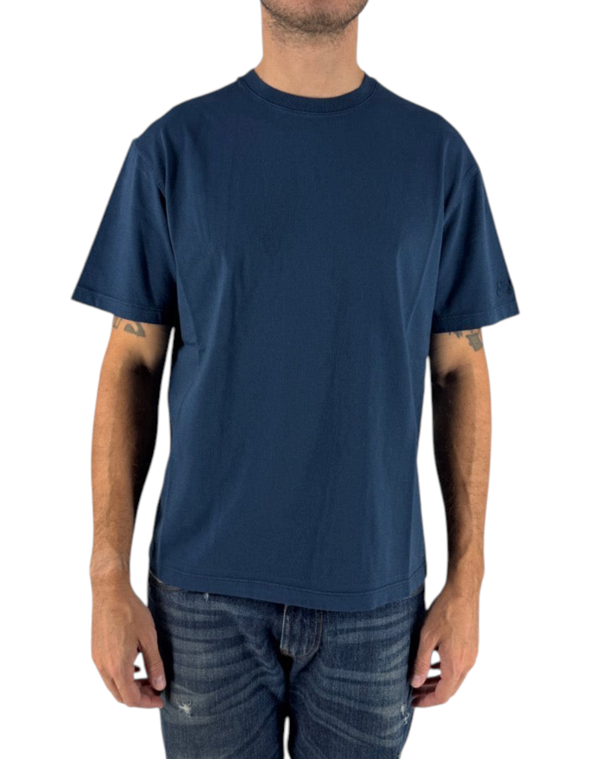 T-shirt uomo DevidLabel modello Johnny Raw in cotone blu navy a maniche corte indossata