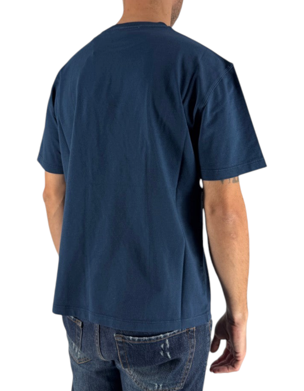 Vista posteriore della t-shirt uomo DevidLabel Johnny Raw in cotone blu navy indossata con jeans