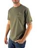 Modello DevidLabel indossa t-shirt in cotone verde oliva con grafica Trekking ricamata sul petto