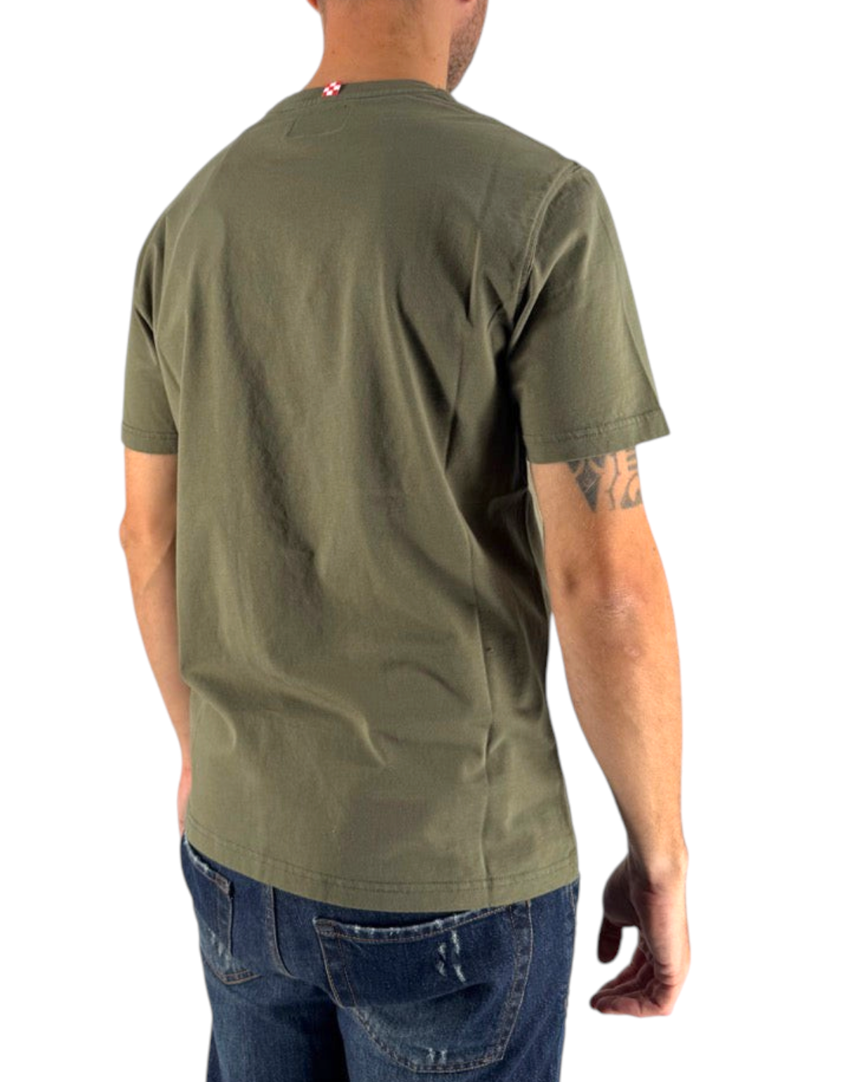 Vista posteriore della T-shirt DevidLabel Arnott Trekking in cotone verde oliva indossata da un uomo