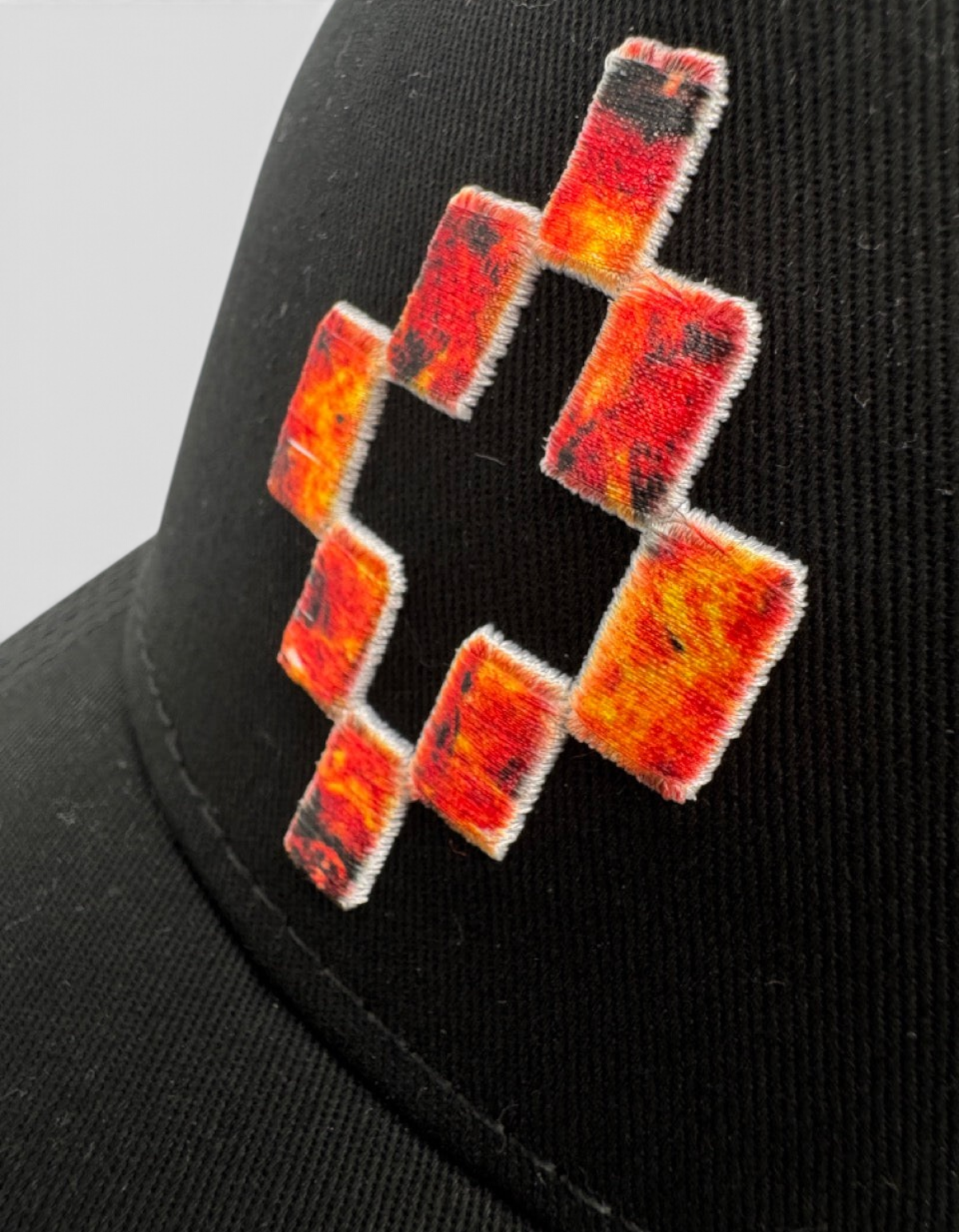 Cappellino baseball DevidLabel nero in cotone con logo ricamato a pixel colorati