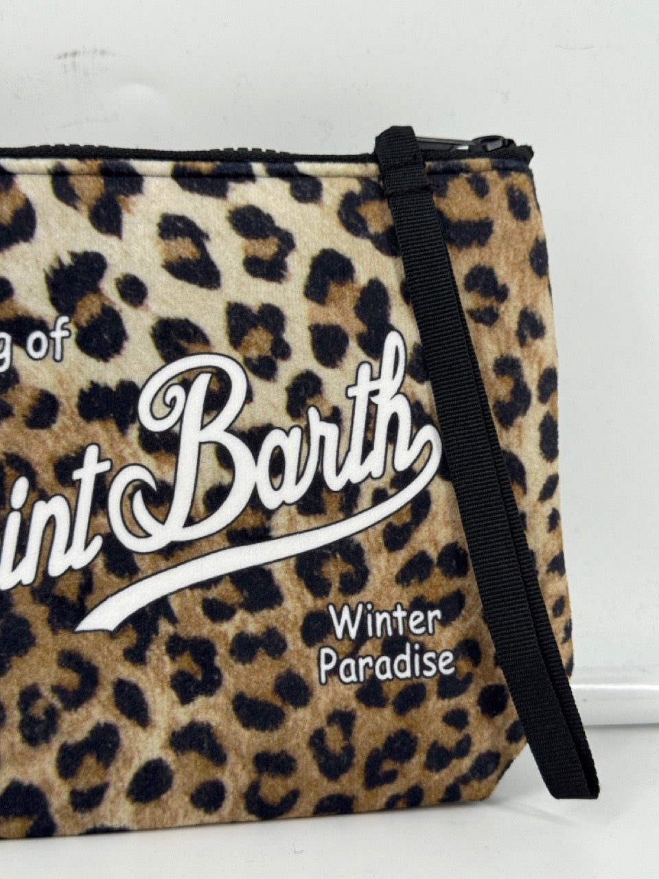 Pochette DevidLabel MC2 Saint Barth Aline in tessuto tecnico leopardato con scritta Winter Paradise e laccetto nero
