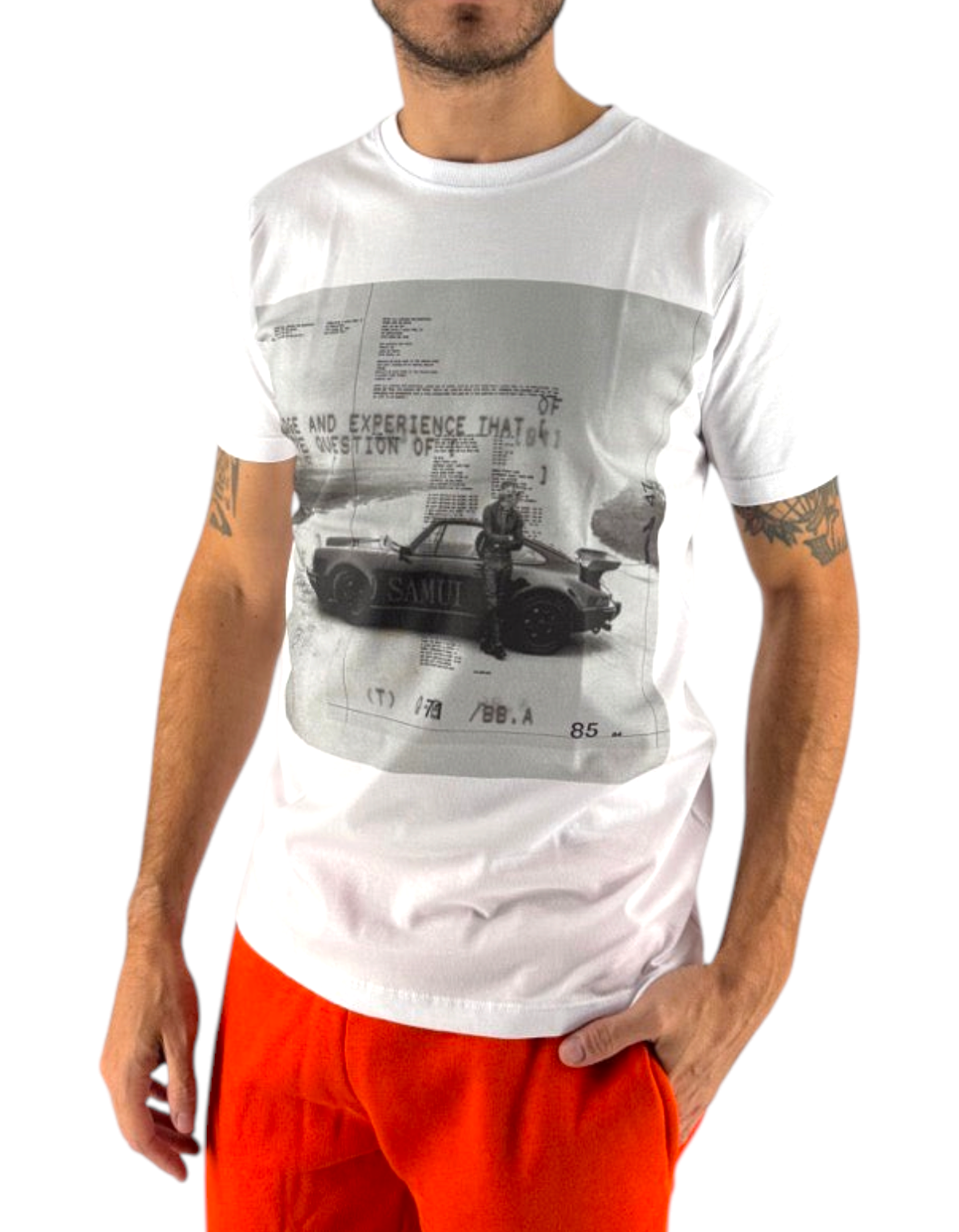 Modello indossa t-shirt bianca in cotone Ko Samui con stampa grafica Nowhere, vestibilità regular fit
