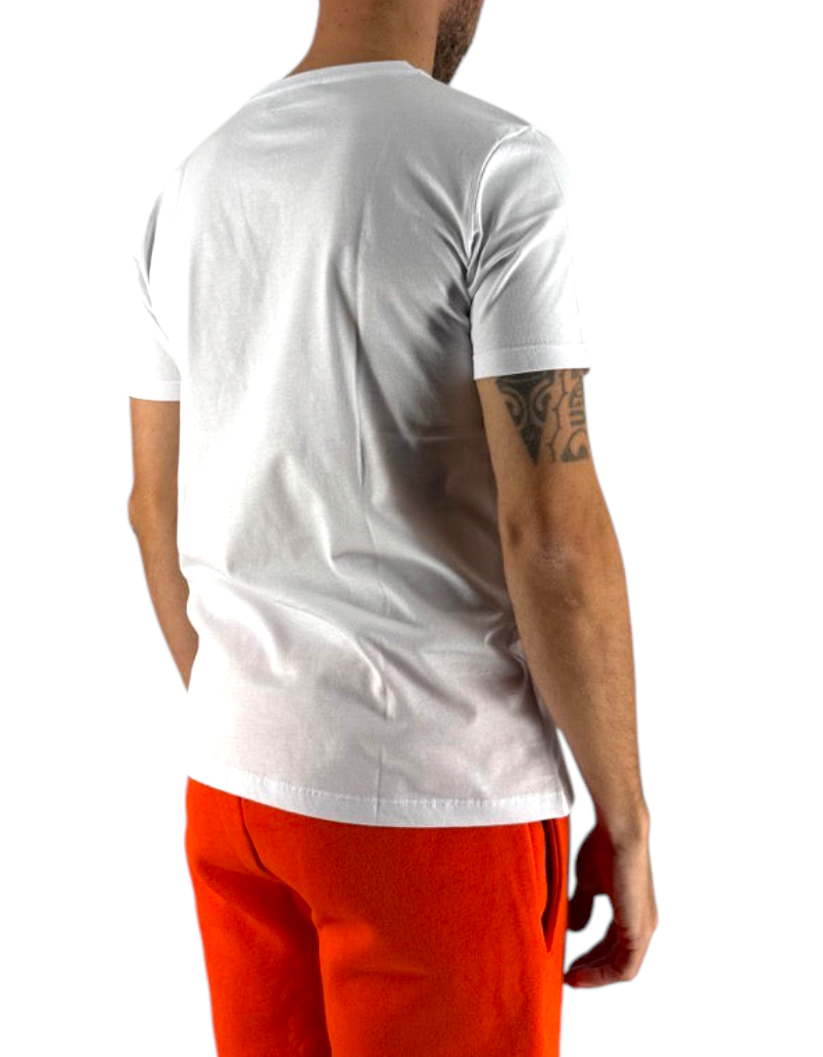 Vista posteriore della t-shirt bianca Ko Samui in cotone con vestibilità regular fit indossata da un uomo