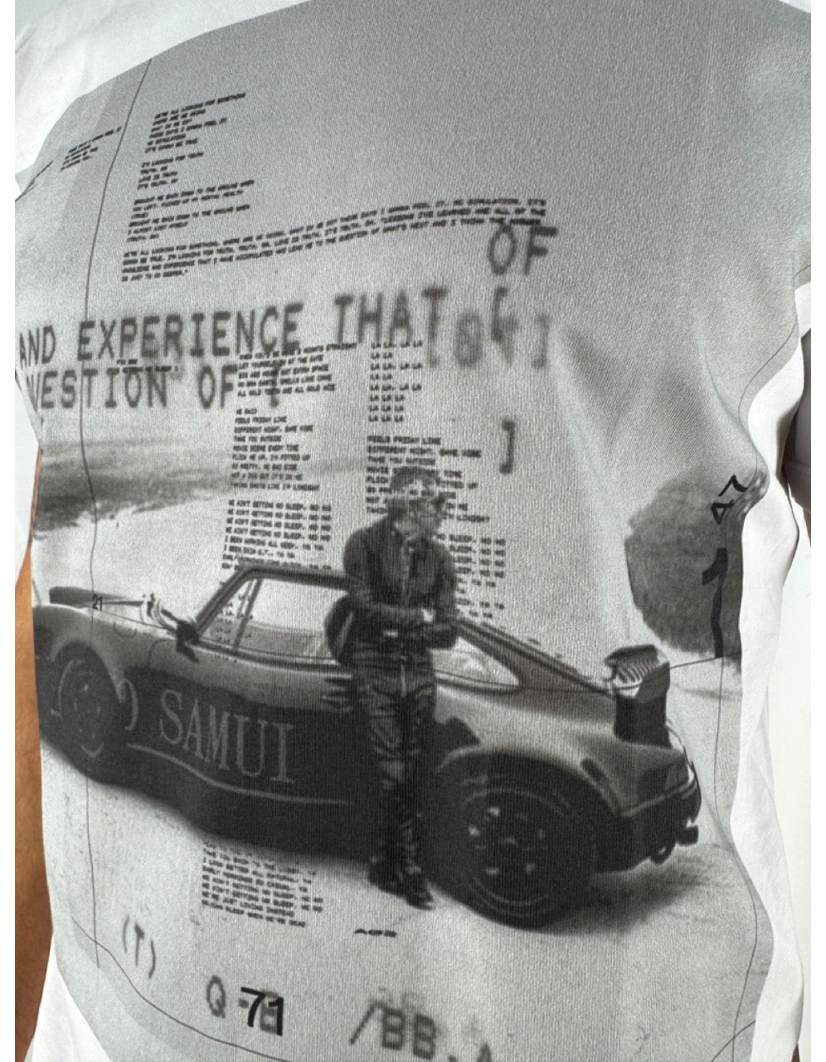 T-shirt bianca Ko Samui in cotone con stampa grafica Nowhere che ritrae un'auto sportiva e testo in stile editoriale
