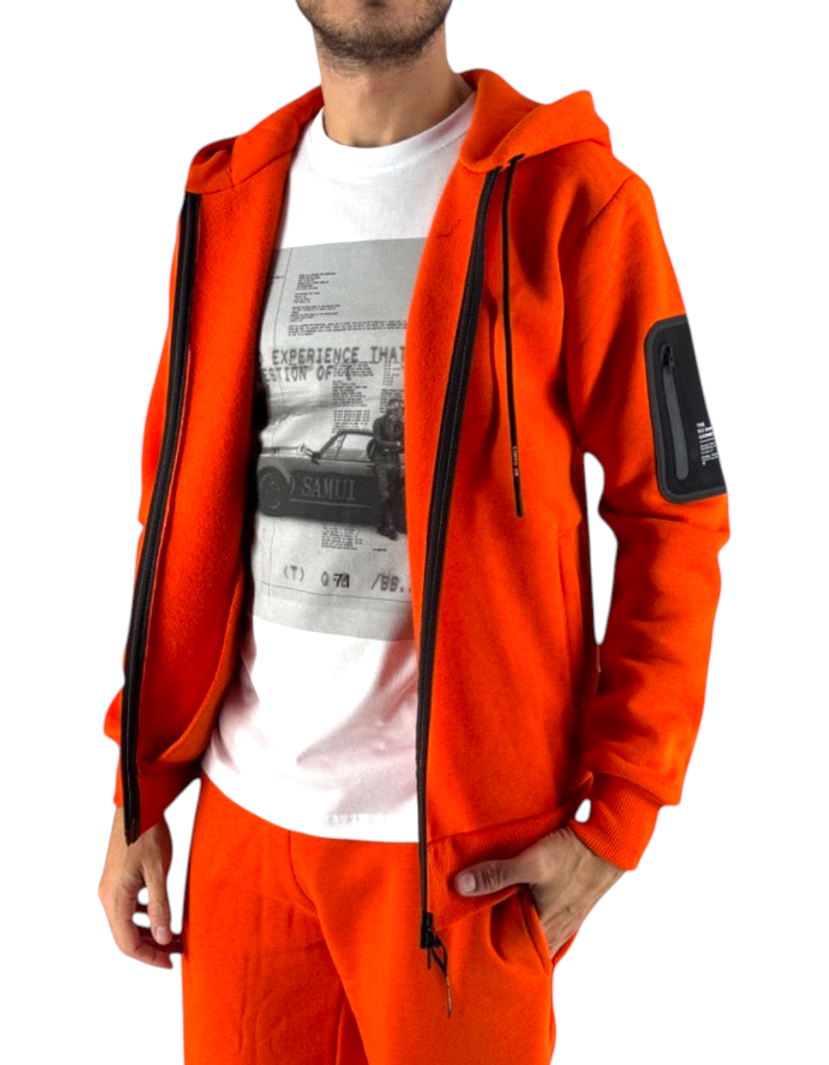 Modello indossa felpa full zip arancione Ko Samui in misto cotone con cappuccio e tasca tecnica sulla manica
