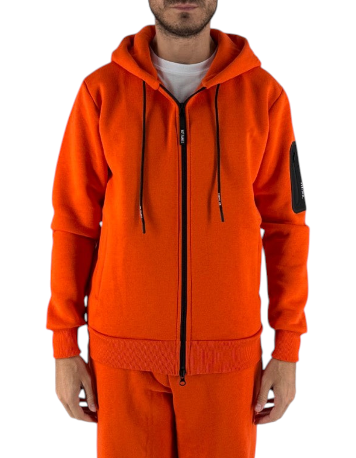 Modello indossa felpa full zip arancione Ko Samui in misto cotone con cappuccio e dettaglio grafico sulla manica