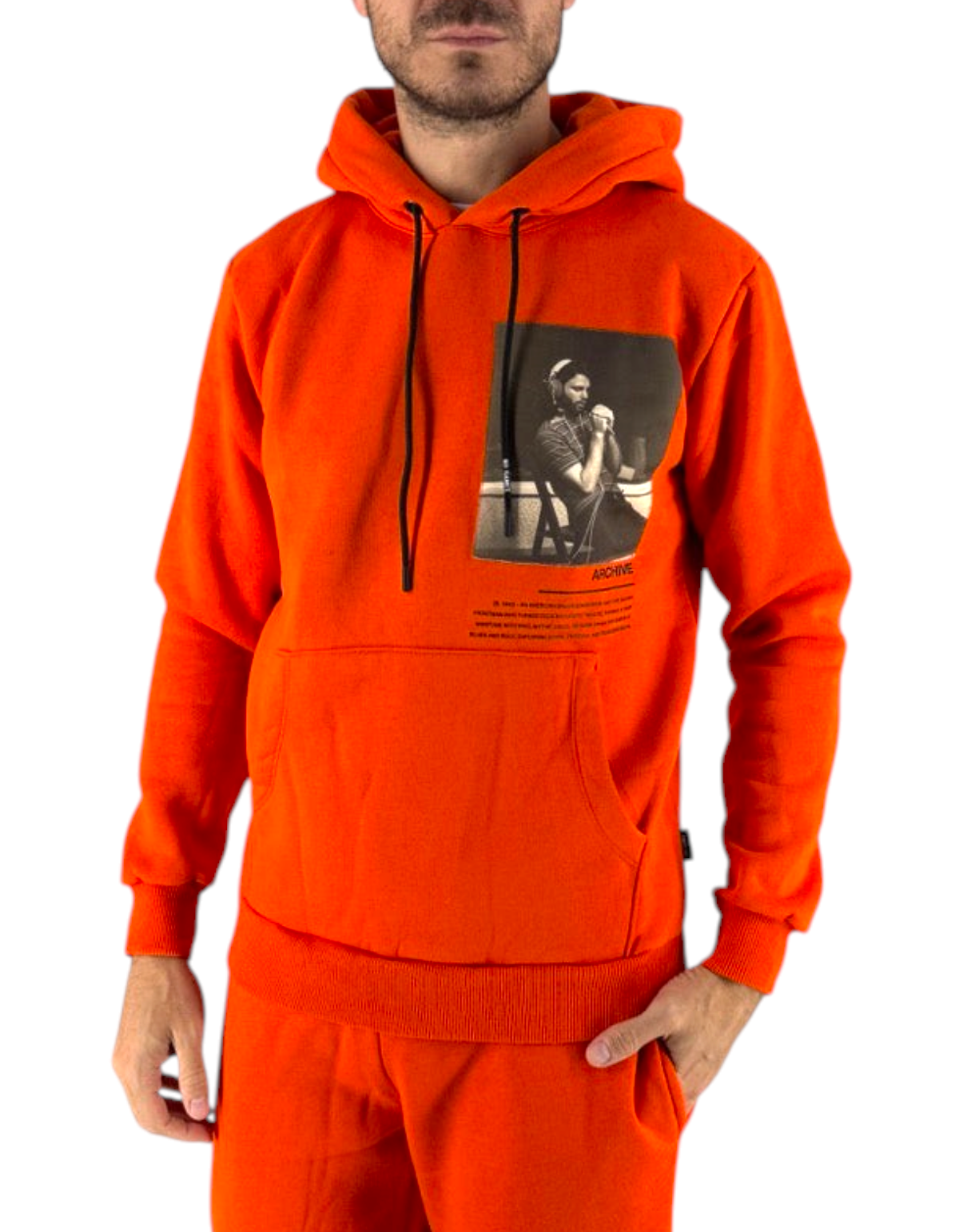 Modello indossa felpa con cappuccio Ko Samui arancione in misto cotone con stampa grafica musicale sul petto
