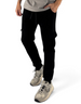 Modello indossa pantaloni felpa neri Ko Samui in misto cotone con tasche cargo e vestibilità regular fit