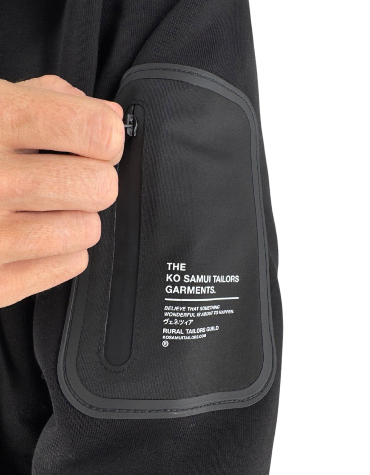 Dettaglio della tasca tecnica con zip sulla manica della felpa nera Ko Samui in misto cotone con logo stampato