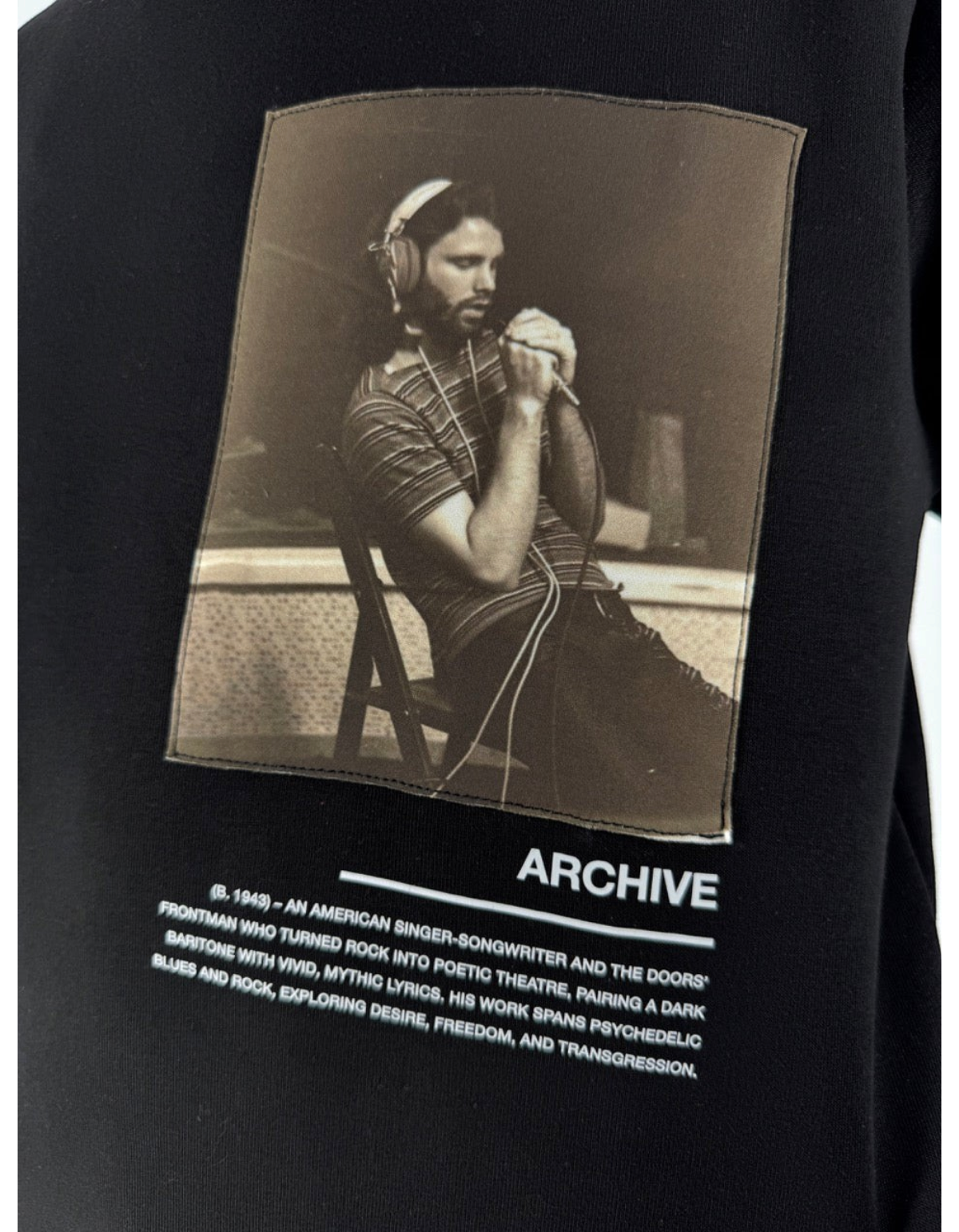 Dettaglio della felpa nera Ko Samui in misto cotone con stampa fotografica di Jim Morrison e testo descrittivo