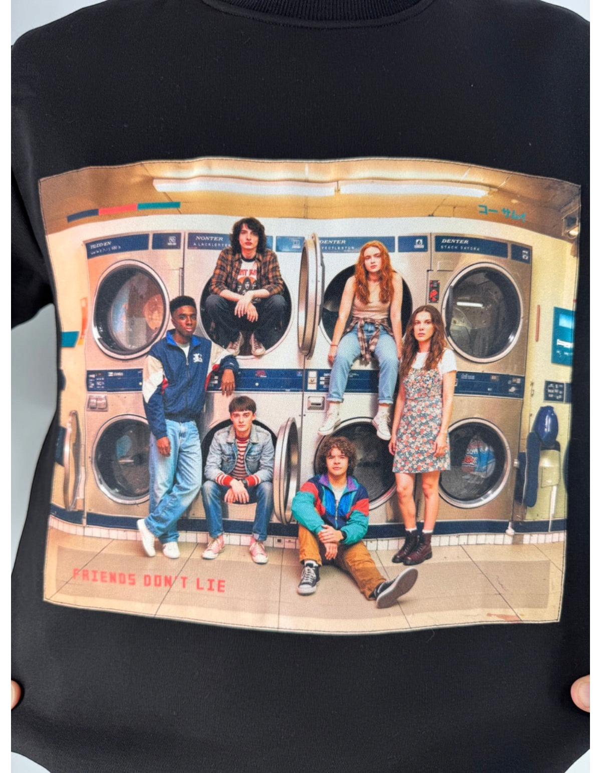 Felpa girocollo nera Ko Samui in misto cotone con stampa grafica ispirata alla serie TV Stranger Things