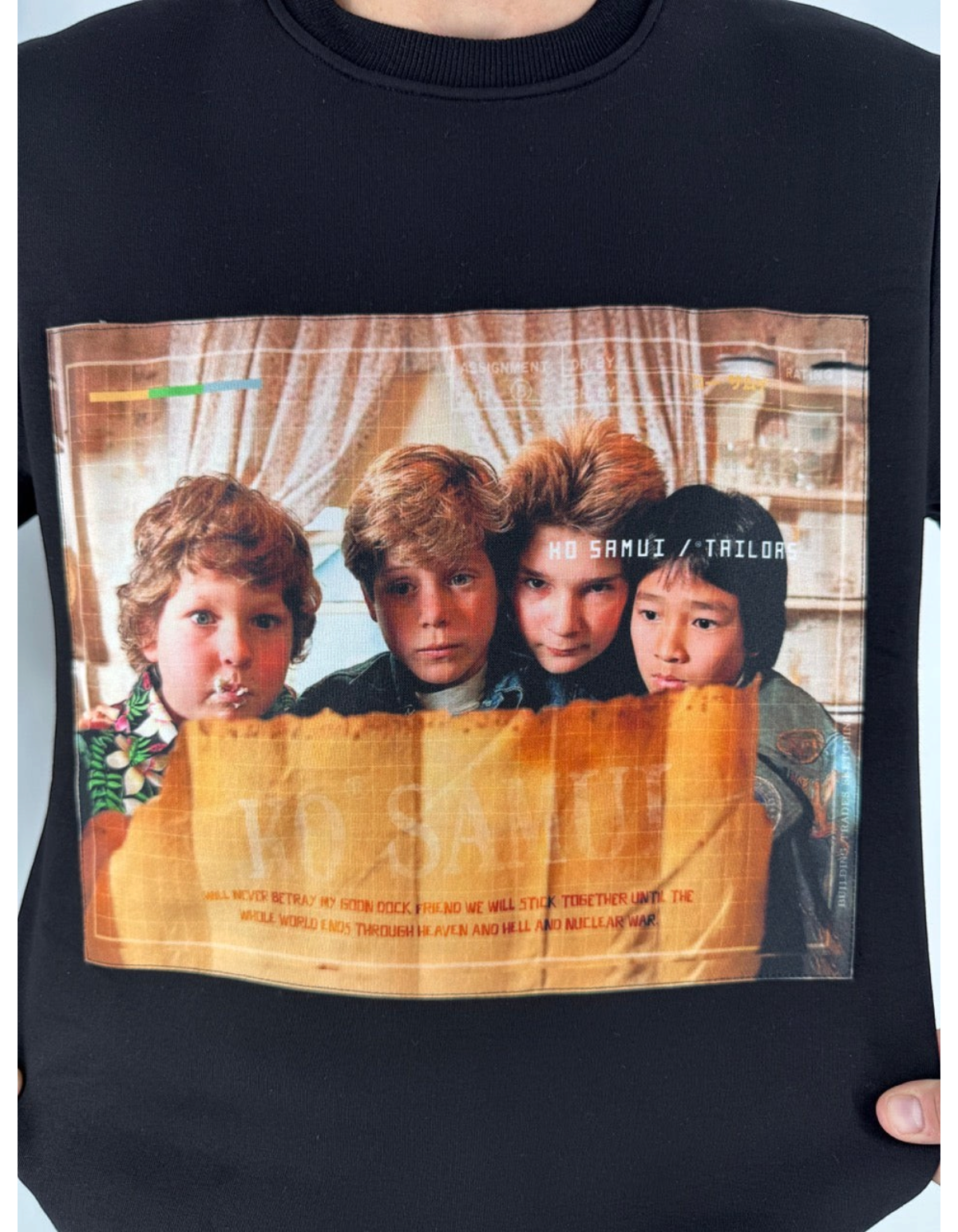Felpa girocollo nera Ko Samui in misto cotone con stampa grafica cinematografica sul petto, vestibilità regular.