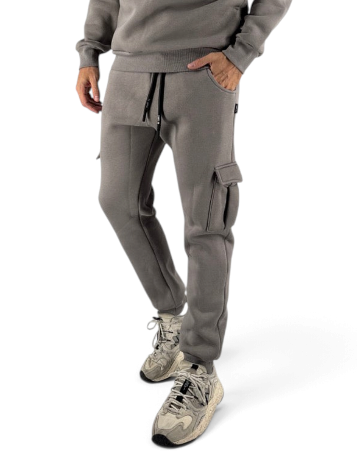 Modello indossa pantaloni felpa Ko Samui color cemento in misto cotone con tasche cargo e vestibilità regular fit