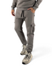 Modello indossa pantaloni felpa Ko Samui color cemento in misto cotone con tasche cargo e vestibilità regular fit