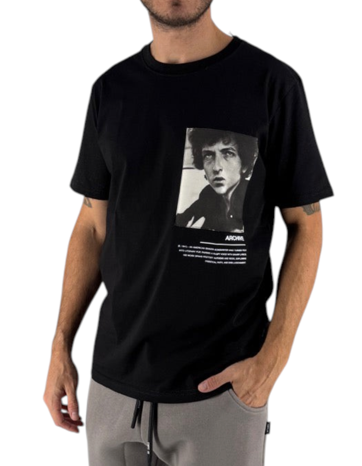 Modello indossa t-shirt nera Ko Samui in cotone con stampa grafica musicale e vestibilità regular fit