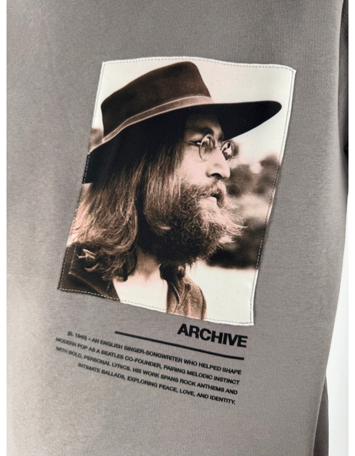 Felpa girocollo Ko Samui color cemento in misto cotone con stampa fotografica di John Lennon e dettagli grafici