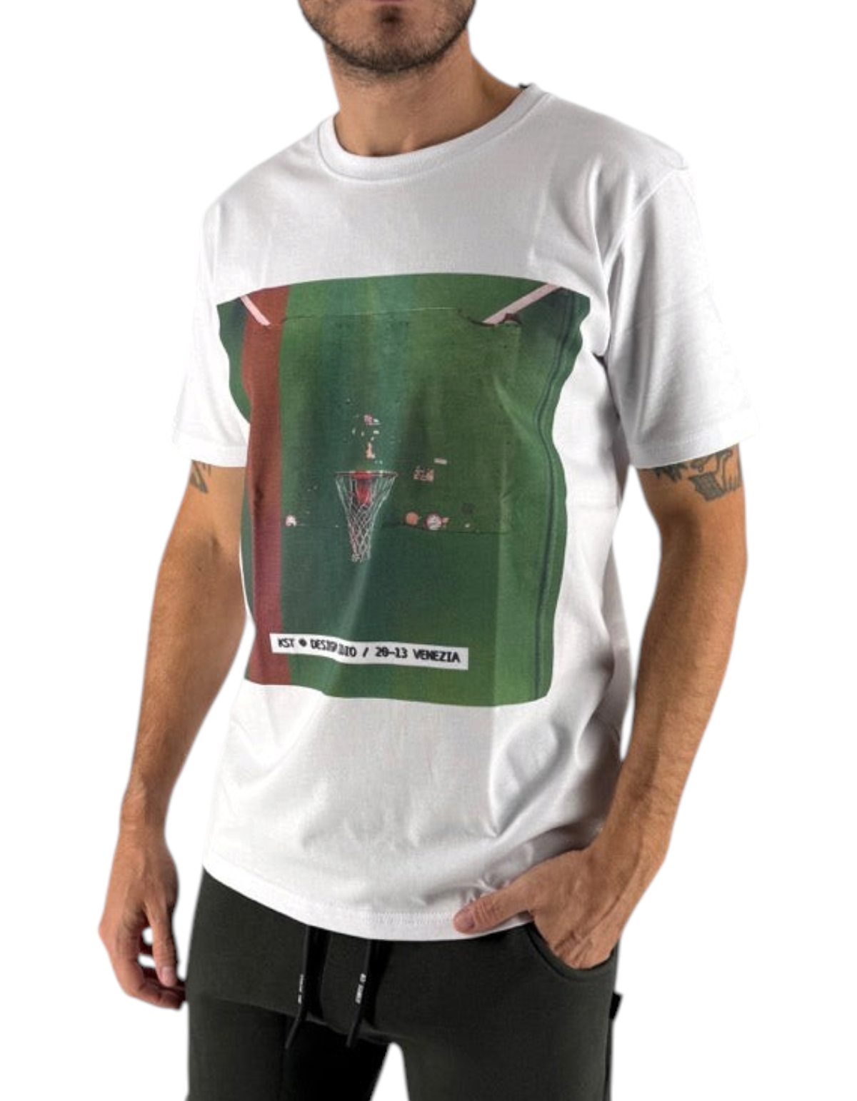 Modello indossa t-shirt bianca Ko Samui Bask in cotone con stampa grafica frontale, vestibilità regular fit
