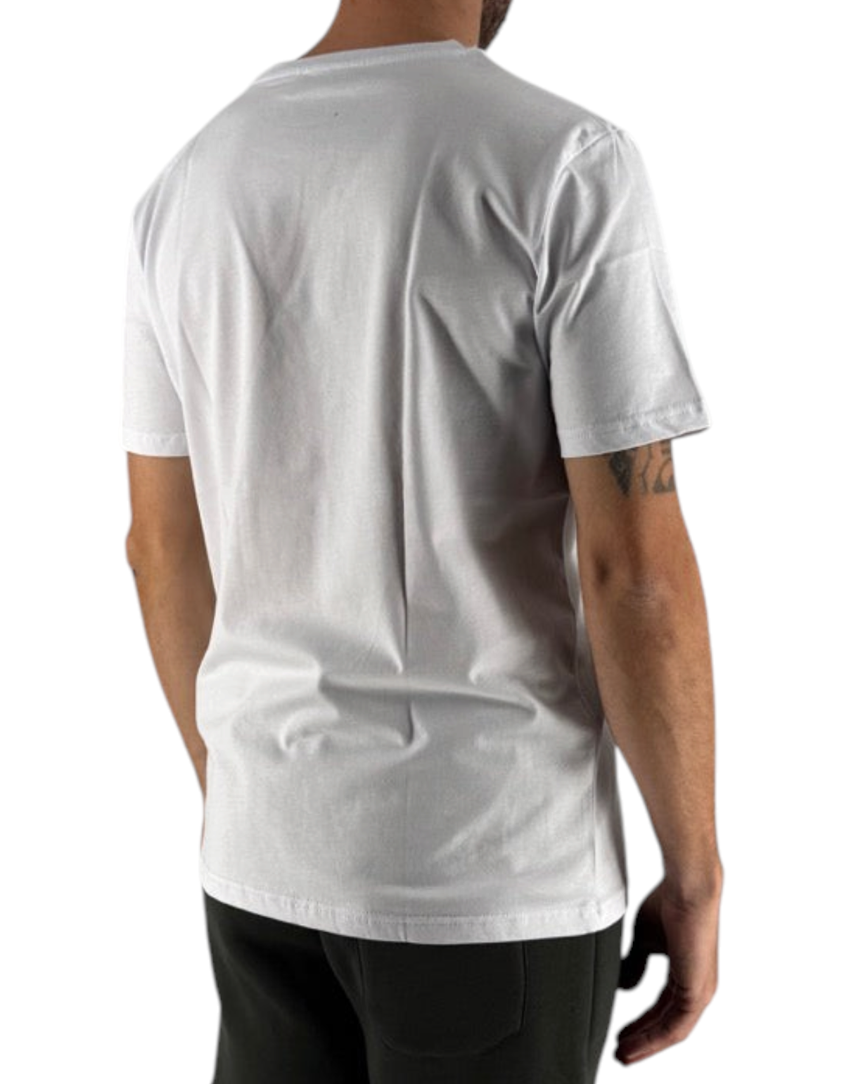 Vista posteriore di una t-shirt bianca Ko Samui in cotone regular fit indossata con pantaloni cargo neri