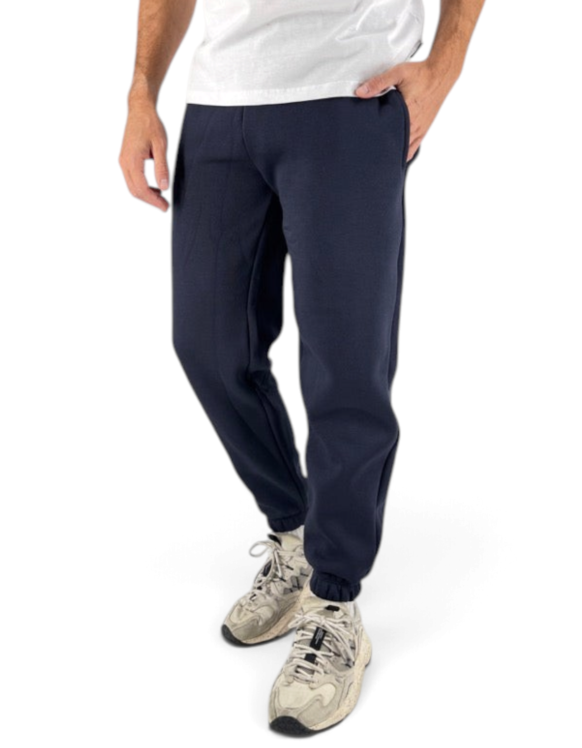 Modello indossa pantaloni felpa Ko Samui blu navy in misto cotone con vestibilità regular fit e polsini elasticizzati