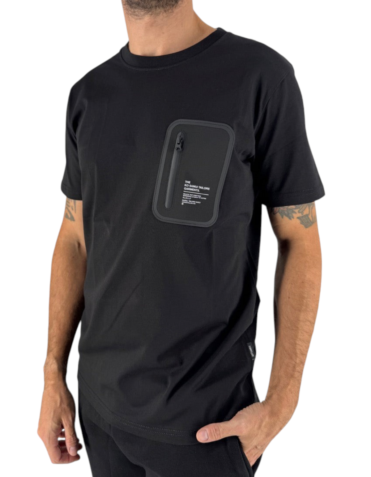 Modello indossa t-shirt nera Ko Samui in cotone con tasca tecnica frontale e zip