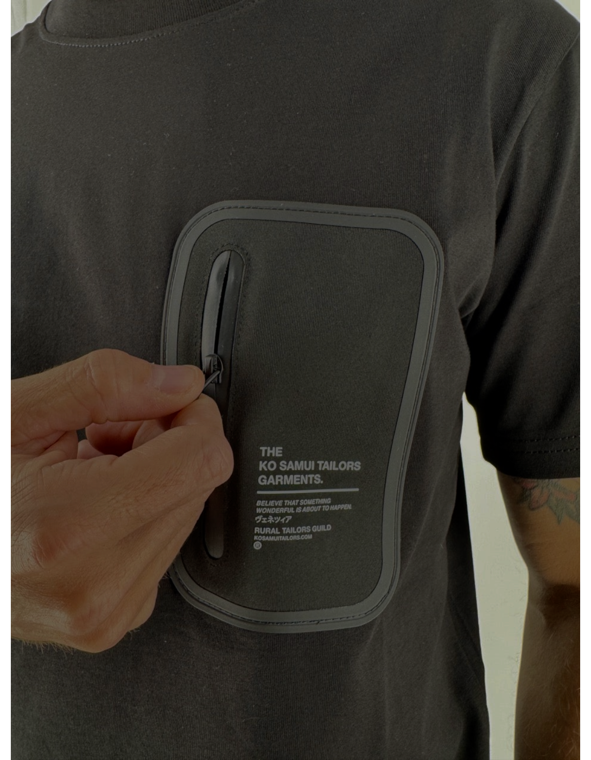 T-shirt nera in cotone Ko Samui con tasca tecnica frontale con zip e dettagli grafici del brand Ko Samui