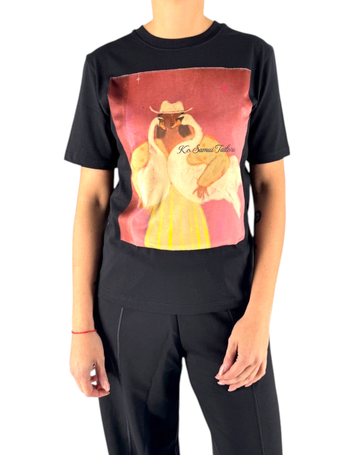 Modella indossa t-shirt nera over fit in cotone Ko Samui con stampa grafica effetto velluto Goose