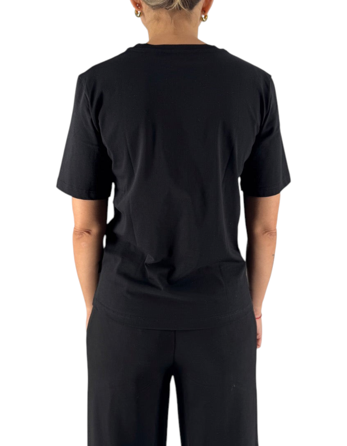 Vista posteriore della t-shirt nera over fit in cotone Ko Samui indossata da una donna