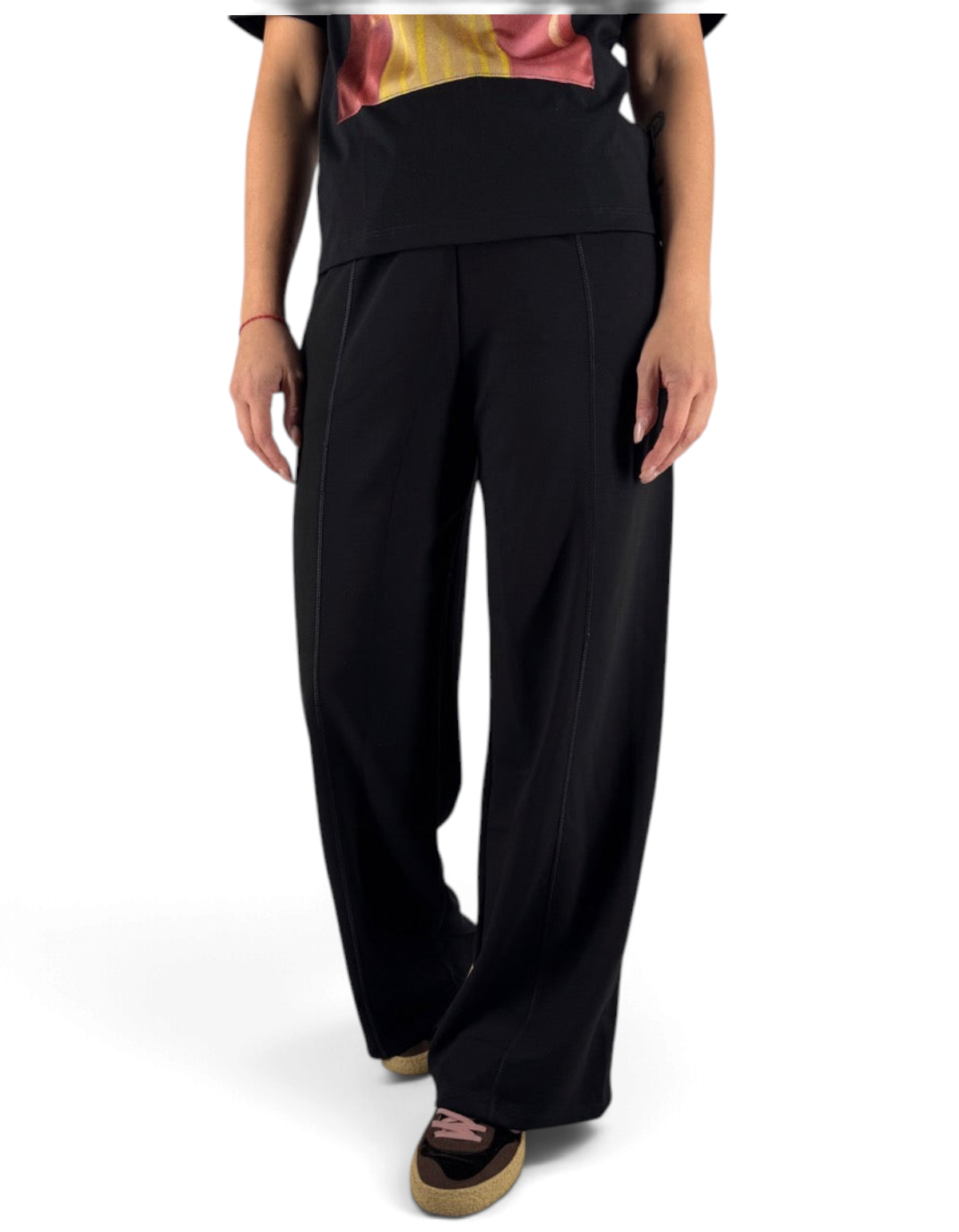 Pantaloni neri loose fit Ko Samui in misto viscosa elasticizzato con cuciture centrali, stile casual e moderno.