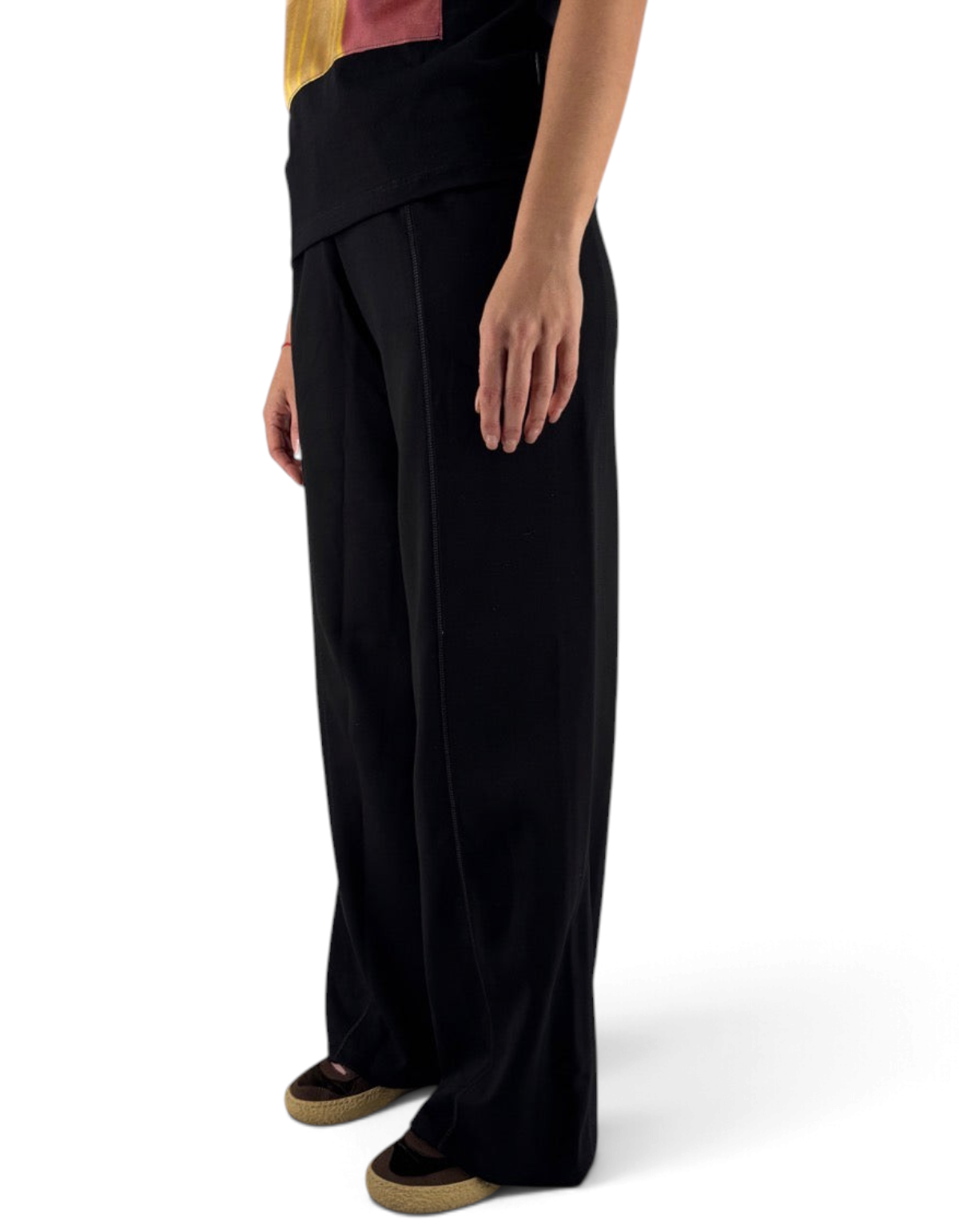 Pantaloni loose fit neri in misto viscosa elasticizzato Ko Samui, vista laterale su modella