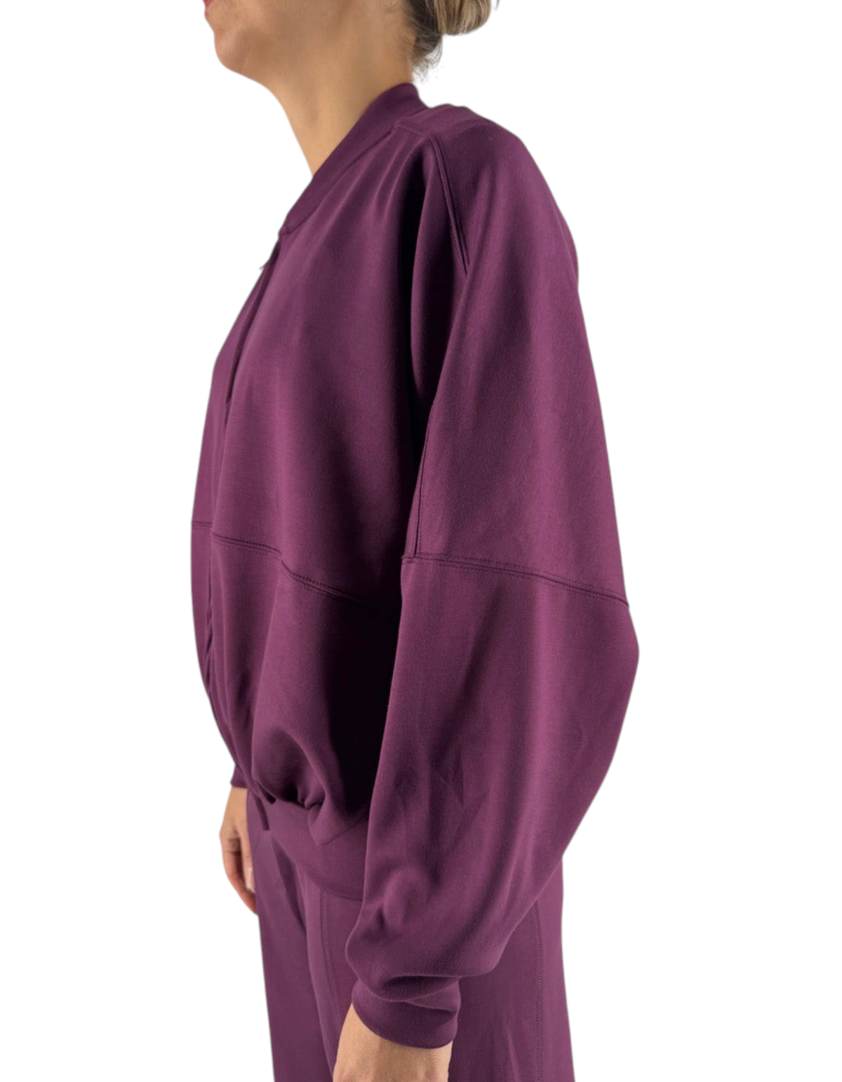 Felpa Ko Samui Essential Modal color uva con vestibilità balloon fit e chiusura zip, vista laterale su modella