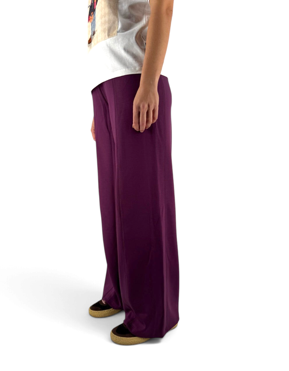 Pantaloni Ko Samui Essential in misto viscosa color grape con vestibilità loose fit indossati da una modella