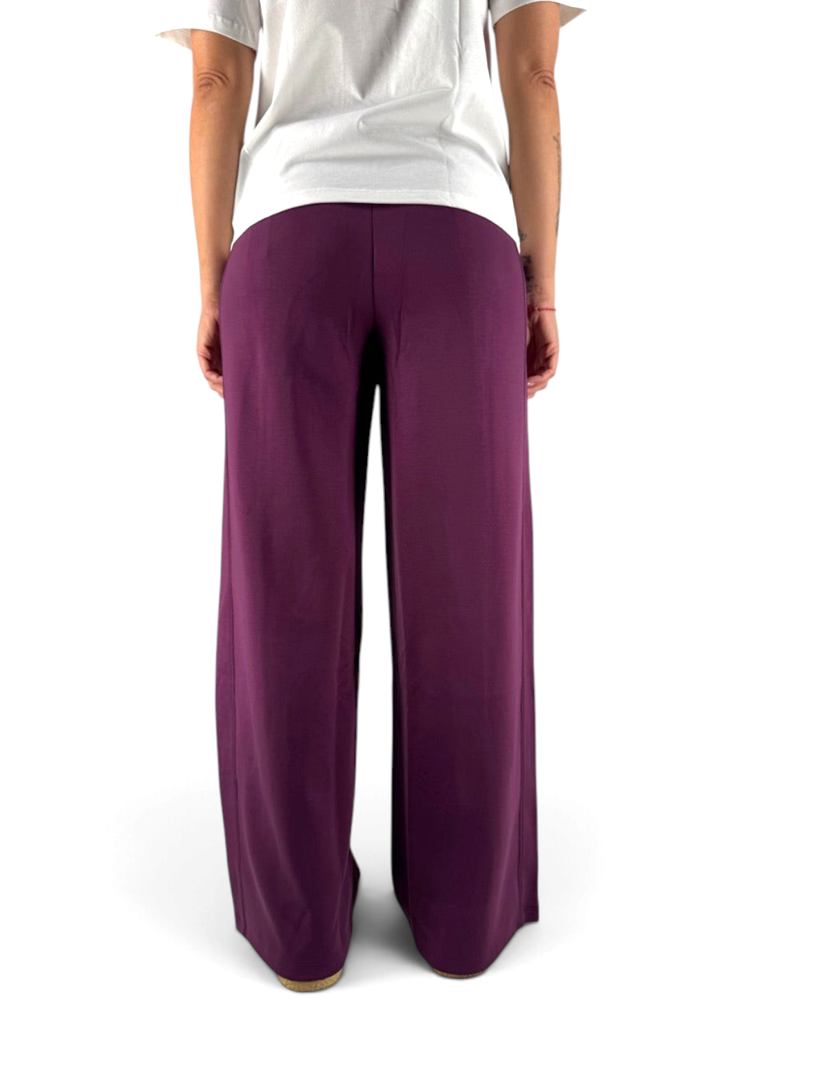 Pantaloni Ko Samui Essential in misto viscosa color grape con vestibilità loose fit, vista posteriore