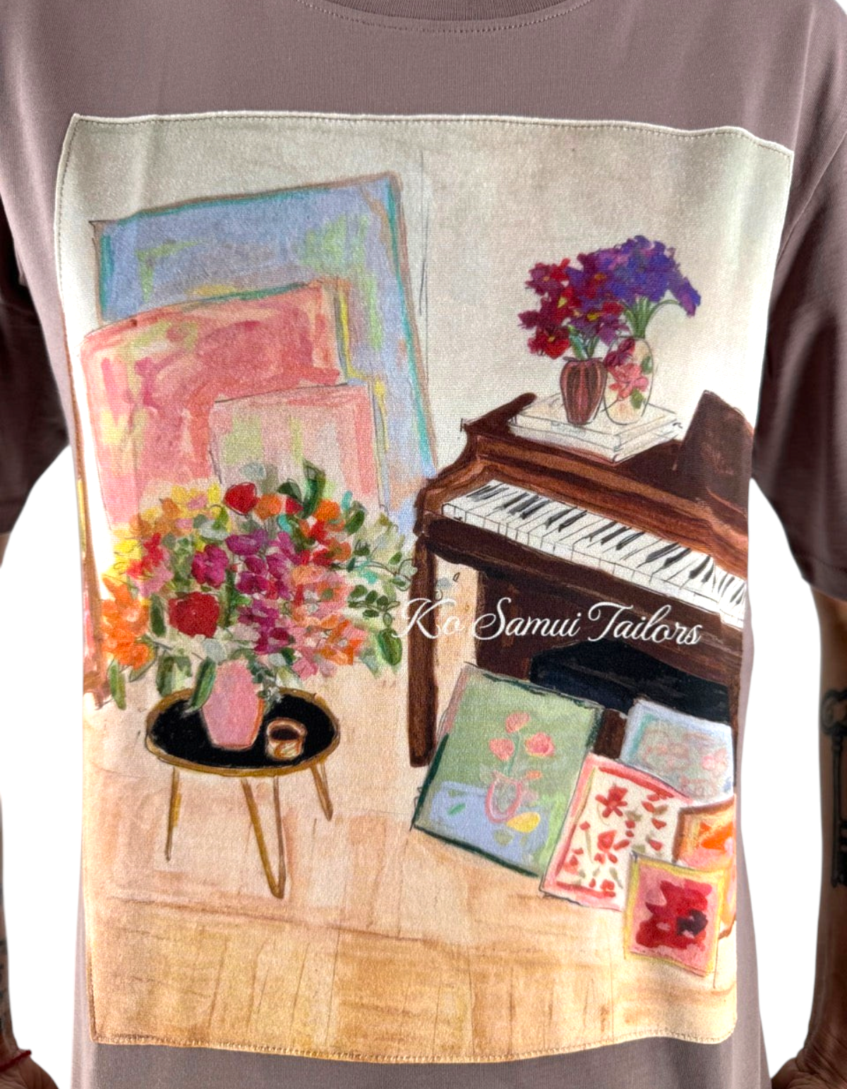 T-shirt Ko Samui in cotone color tortora con stampa artistica effetto velluto raffigurante un pianoforte e fiori