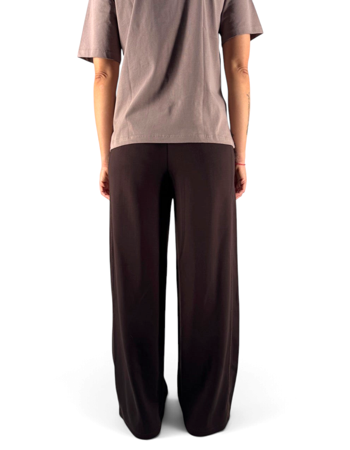 Pantaloni felpa loose fit marroni Ko Samui in misto viscosa elasticizzato, vista posteriore su modella